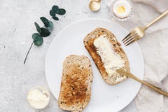 Предпосылка плоского положения деревенская с кусками хлеба рож здравицы свежего Стоковое Изображение RF Предпосылка плоского положения деревенская с кусками хлеба рож здравицы свежего Стоковое Изображение RF