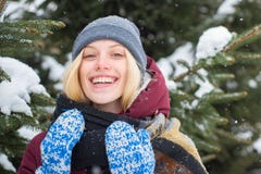 Предпосылка природы зимы светлых волос женщины усмехаясь снежная Рождество и Новый Год Шарф шляпы модельной нежной девушки теплый стоковые изображения rf Предпосылка природы зимы светлых волос женщины усмехаясь снежная Рождество и Новый Год Шарф шляпы модельной нежной девушки теплый стоковые изображения rf