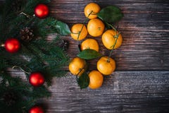 Предпосылка рождества с tangerines, ветвями ели, красными шариками Традиционное праздничное оформление зимы на Новый Год стоковое фото Предпосылка рождества с tangerines, ветвями ели, красными шариками Традиционное праздничное оформление зимы на Новый Год стоковое фото