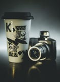 Предпосылка света цифровой фотокамеры кружки кофе темная стоковое фото Предпосылка света цифровой фотокамеры кружки кофе темная стоковое фото
