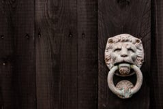 Предпосылка темной черноты деревянная с львом сформировала knocker двери и s стоковая фотография Предпосылка темной черноты деревянная с львом сформировала knocker двери и s стоковая фотография
