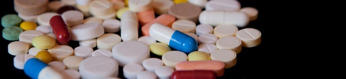Предпосылка фармации на темной таблице Пилюльки левитации Таблетки на темной предпосылке которая падая вниз Пилюльки Медицина и з стоковое изображение Предпосылка фармации на темной таблице Пилюльки левитации Таблетки на темной предпосылке которая падая вниз Пилюльки Медицина и з стоковое изображение