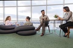 Предприниматели собирают в центр Coworking, людей гонки смешивания рабочего места сотрудников встречая современный офис стоковое изображение Предприниматели собирают в центр Coworking, людей гонки смешивания рабочего места сотрудников встречая современный офис стоковое изображение