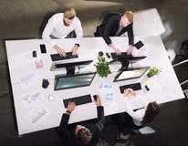 Предприниматель в офисе соединенном на интернете Концепция партнерства и сыгранности стоковые изображения Предприниматель в офисе соединенном на интернете Концепция партнерства и сыгранности стоковые изображения