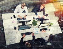 Предприниматель в офисе соединенном на интернете Концепция партнерства и сыгранности стоковые изображения rf Предприниматель в офисе соединенном на интернете Концепция партнерства и сыгранности стоковые изображения rf