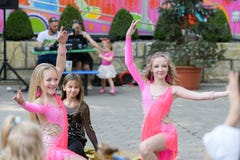 Представление молодых танцоров Группа в составе молодые танцоры публично Танцы на открытом воздухе Поднимая молодые танцоры Дети стоковое фото Представление молодых танцоров Группа в составе молодые танцоры публично Танцы на открытом воздухе Поднимая молодые танцоры Дети стоковое фото