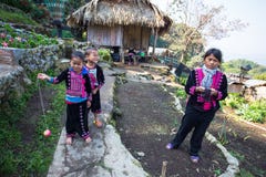 Представление семьи Akha для туристских фото на деревне племени холма Doi Pui Mong, Чиангмае, Таиланде стоковое фото rf Представление семьи Akha для туристских фото на деревне племени холма Doi Pui Mong, Чиангмае, Таиланде стоковое фото rf