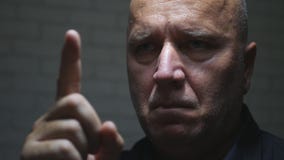 Предупреждение портрета бизнесмена с жестами рукой указывая с пальце стоковая фотография rf Предупреждение портрета бизнесмена с жестами рукой указывая с пальце стоковая фотография rf