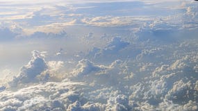 Прекрасный вид неба и облаков со светом солнца сверху стоковое фото Прекрасный вид неба и облаков со светом солнца сверху стоковое фото