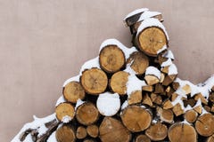 Прерванный запас швырка под снегом на улице Швырок для камина и bbq стоковые изображения Прерванный запас швырка под снегом на улице Швырок для камина и bbq стоковые изображения