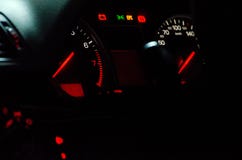 Приборная панель автомобиля с красивым белым светом и красными стрелками стоковые фото Приборная панель автомобиля с красивым белым светом и красными стрелками стоковые фото