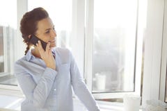 Привлекательная женская исполнительная власть говоря на ее мобильном телефоне стоковые фотографии rf Привлекательная женская исполнительная власть говоря на ее мобильном телефоне стоковые фотографии rf