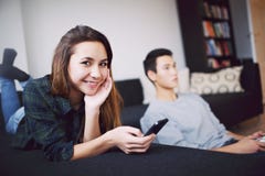 Привлекательная женщина с молодым человеком в предпосылке Стоковые Фотографии RF Привлекательная женщина с молодым человеком в предпосылке Стоковые Фотографии RF