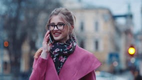 Привлекательная маленькая девочка вызывая кто-нибудь на телефоне, после этого радостно говорящ и усмехающся счастливо Стильный вз сток-видео Привлекательная маленькая девочка вызывая кто-нибудь на телефоне, после этого радостно говорящ и усмехающся счастливо Стильный вз сток-видео