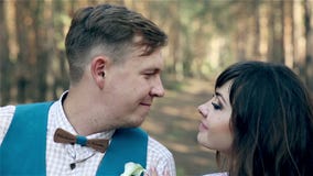 Привлекательные пары имея потеху быть совместно, танцевать, играя гитару, подписание, ягнясь видеоматериал Привлекательные пары имея потеху быть совместно, танцевать, играя гитару, подписание, ягнясь видеоматериал
