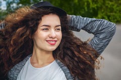 Привлекательный, маленькая девочка с вьющиеся волосы и шляпа на предпосылке зеленых деревьев на лужайке стоковая фотография rf Привлекательный, маленькая девочка с вьющиеся волосы и шляпа на предпосылке зеленых деревьев на лужайке стоковая фотография rf