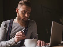 Привлекательный старомодный парень с современной технологией стоковые изображения rf Привлекательный старомодный парень с современной технологией стоковые изображения rf