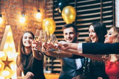Приветственные восклицания! Друзья с стеклами шампанского во время celebrati партии стоковые изображения Приветственные восклицания! Друзья с стеклами шампанского во время celebrati партии стоковые изображения