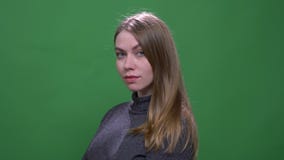 Привлекательная белокурая модель представляя модно быть серьезными изолированными на зеленой предпосылке chromakey сток-видео Привлекательная белокурая модель представляя модно быть серьезными изолированными на зеленой предпосылке chromakey сток-видео