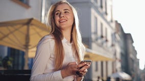 Привлекательная бизнес-леди sitiing на стенде используя сети связи smartphone интернет онлайн социальной соединяясь акции видеоматериалы Привлекательная бизнес-леди sitiing на стенде используя сети связи smartphone интернет онлайн социальной соединяясь акции видеоматериалы