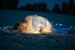 Привлекательная девушка на пляже и объятиях луна, со звездным небом Художническое фото стоковое изображение rf Привлекательная девушка на пляже и объятиях луна, со звездным небом Художническое фото стоковое изображение rf