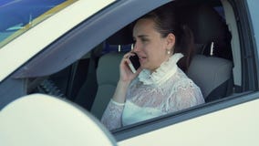 Привлекательная женщина говоря телефоном в автомобиле Привлекательная женщина говоря телефоном в автомобиле