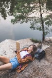 привлекательная книга чтения молодой женщины на природе стоковые фото привлекательная книга чтения молодой женщины на природе стоковые фото