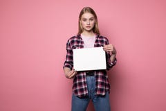 Привлекательная молодая белокурая женщина в рубашке шотландки с пустым пробелом для вашего текста стоковое изображение rf Привлекательная молодая белокурая женщина в рубашке шотландки с пустым пробелом для вашего текста стоковое изображение rf