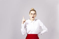 Привлекательная молодая женщина представляя над серой предпосылкой стоковое фото Привлекательная молодая женщина представляя над серой предпосылкой стоковое фото