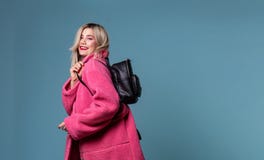 Привлекательная молодая студентка с черным рюкзаком над ее плечом стоковое изображение rf Привлекательная молодая студентка с черным рюкзаком над ее плечом стоковое изображение rf