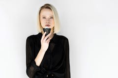 привлекательная стильная белокурая женщина в черных одеждах есть мороженое в черном конусе стоковые фото привлекательная стильная белокурая женщина в черных одеждах есть мороженое в черном конусе стоковые фото