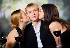 привлекательное glasse целуя женщин вина красного цвета 2 человека молодых стоковая фотография rf привлекательное glasse целуя женщин вина красного цвета 2 человека молодых стоковая фотография rf