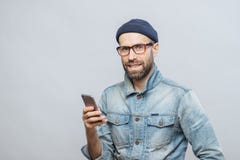Привлекательной модель постаретая серединой мужская с щетинкой одела в fashio стоковые изображения Привлекательной модель постаретая серединой мужская с щетинкой одела в fashio стоковые изображения