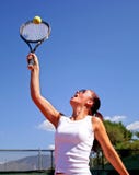 привлекательный голубой здоровый полдень играя солнце неба загорел детенышей женщины тенниса стоковая фотография rf привлекательный голубой здоровый полдень играя солнце неба загорел детенышей женщины тенниса стоковая фотография rf