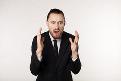 Привлекательный красивый бородатый человек в черном костюме и связь над белым выражением лица предпосылки удивленным и сотрясенны стоковое изображение rf Привлекательный красивый бородатый человек в черном костюме и связь над белым выражением лица предпосылки удивленным и сотрясенны стоковое изображение rf