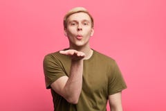 Привлекательный поцелуй молодого человека дуя к его любовнику Человеческая лицевая концепция эмоций стоковые фото Привлекательный поцелуй молодого человека дуя к его любовнику Человеческая лицевая концепция эмоций стоковые фото