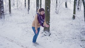 Привлекательный танцевать молодой женщины придурковатый и смешной в парке зимы, имеющ потеху, усмехаясь движение медленное видеоматериал Привлекательный танцевать молодой женщины придурковатый и смешной в парке зимы, имеющ потеху, усмехаясь движение медленное видеоматериал