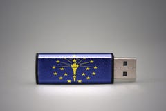 Привод вспышки Usb с национальным флагом Индианы на серой предпосылке стоковое фото rf Привод вспышки Usb с национальным флагом Индианы на серой предпосылке стоковое фото rf