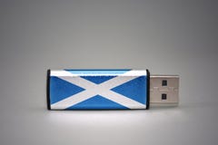 Привод вспышки Usb с национальным флагом Шотландии на серой предпосылке стоковое изображение rf Привод вспышки Usb с национальным флагом Шотландии на серой предпосылке стоковое изображение rf