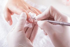 Пригвоздите техника давая клиенту маникюр на салоне ногтя Молодая кавказская женщина получая французский маникюр Съемка крупного стоковая фотография rf Пригвоздите техника давая клиенту маникюр на салоне ногтя Молодая кавказская женщина получая французский маникюр Съемка крупного стоковая фотография rf