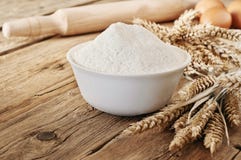 Пригорошня муки в керамическом конце шара вверх стоковая фотография Пригорошня муки в керамическом конце шара вверх стоковая фотография