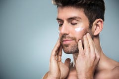 прикладывать cream человека стороны стоковая фотография прикладывать cream человека стороны стоковая фотография