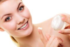прикладывать политуру кожи внимательности прозрачную Девушка прикладывая moisturizing сливк Стоковые Изображения RF прикладывать политуру кожи внимательности прозрачную Девушка прикладывая moisturizing сливк Стоковые Изображения RF