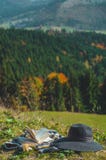 Прикарпатская высокогорная гора Страницы открытой книги, шляпы и термо- чашки ландшафт величественный Концепция природы и образов стоковое изображение rf Прикарпатская высокогорная гора Страницы открытой книги, шляпы и термо- чашки ландшафт величественный Концепция природы и образов стоковое изображение rf