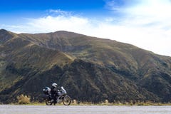 Приключение на саммите горы, enduro мотоцикла, с дороги, красивый вид, дорога в горах, свобода опасности, весьма стоковые фотографии rf Приключение на саммите горы, enduro мотоцикла, с дороги, красивый вид, дорога в горах, свобода опасности, весьма стоковые фотографии rf