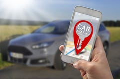 Приложение публикации автомобиля со смартфоном стоковые фото Приложение публикации автомобиля со смартфоном стоковые фото