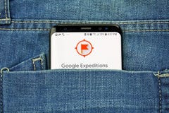 Приложение экспедиций Google на экране телефона в кармане стоковые фотографии rf Приложение экспедиций Google на экране телефона в кармане стоковые фотографии rf