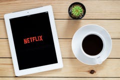 Применение IPad 4 открытое Netflix стоковые изображения rf Применение IPad 4 открытое Netflix стоковые изображения rf