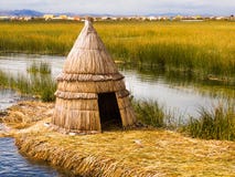 Примитивная камышовая хата в островах Перу Reed стоковое фото Примитивная камышовая хата в островах Перу Reed стоковое фото