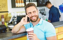 принимать человека принципиальной схемы кофе пролома Кофе принимает отсутствующий вариант для занятых людей Предпосылка barista к стоковые фото принимать человека принципиальной схемы кофе пролома Кофе принимает отсутствующий вариант для занятых людей Предпосылка barista к стоковые фото